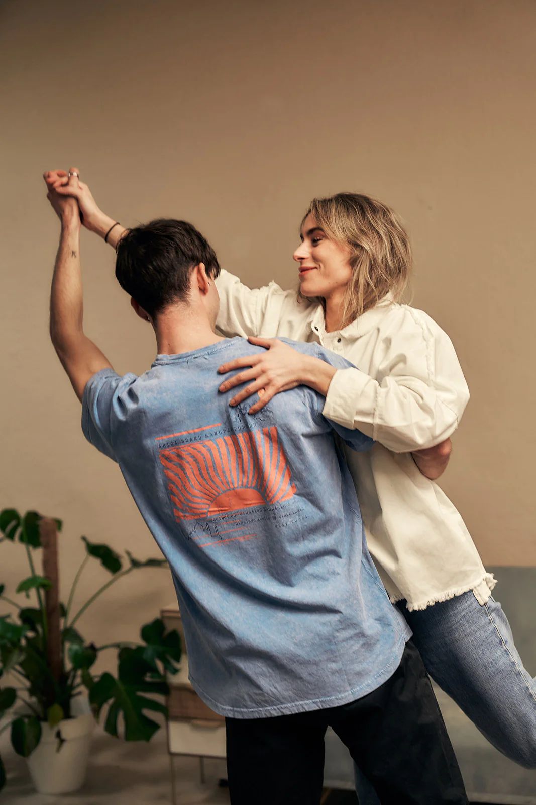 una pareja con camisetas Arica Brand