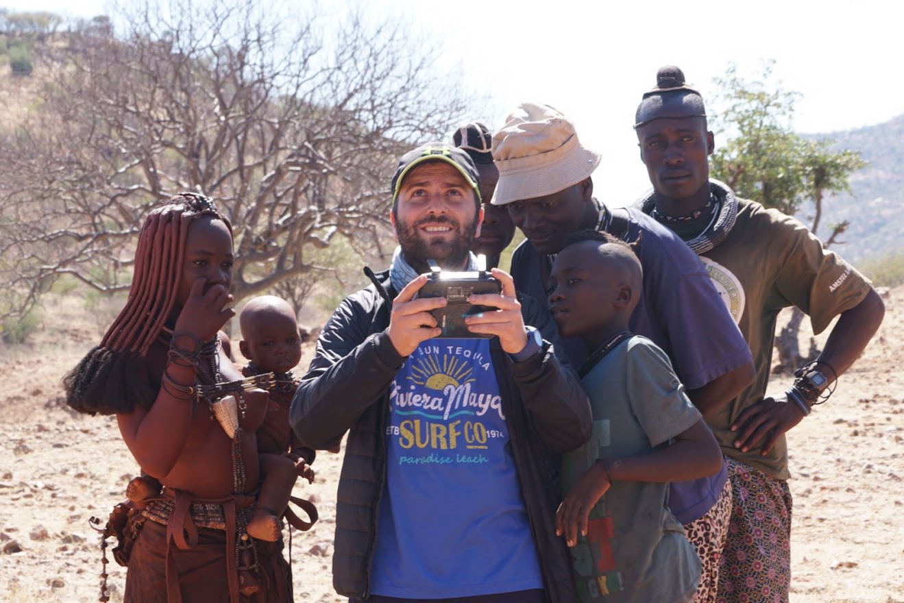 Una tribu africana junto a un español