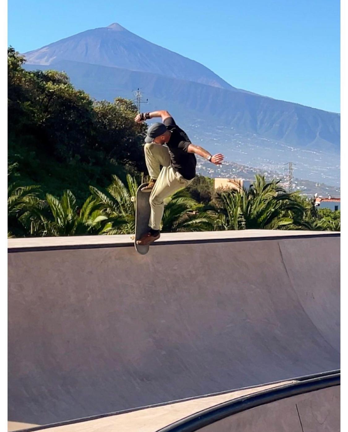 patinador con el teide de fondo