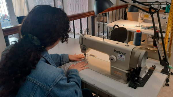 taller de costura y máquina de coser